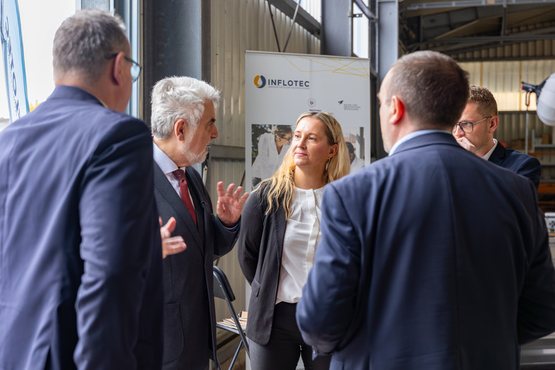 Minister im Gespräch mit Inflotec-Beschäftigten