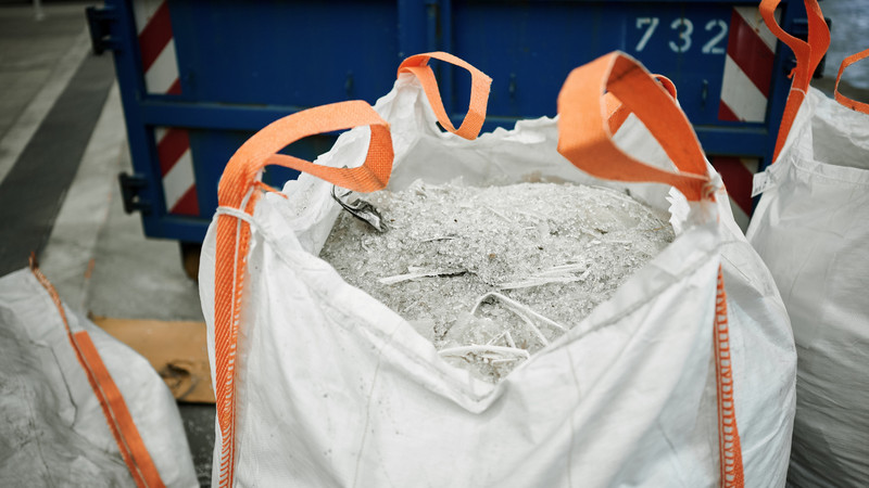 Glasbruch in einem Sack