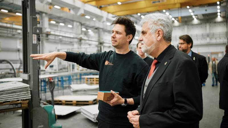 Geschäftsführer Jan-Philipp Mai erklärt Minister Willingmann die Produktionsstrecke