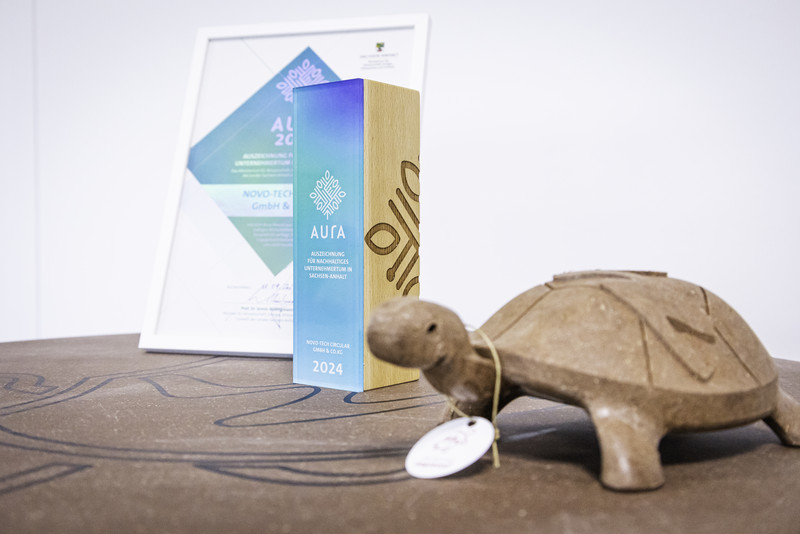AURA-Award aus nachhaltig produziertem heimischen Holz, Urkunde und Schildkröten-Maskottchen der Fa.  NOVO-Tech