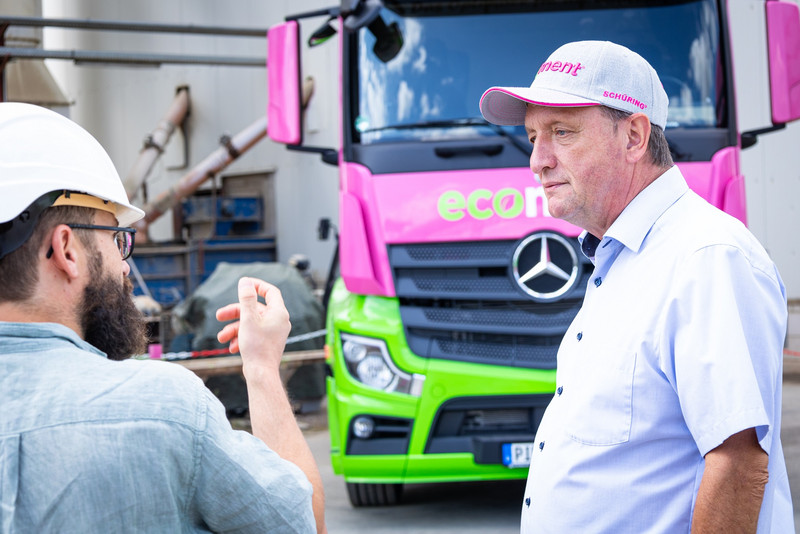 Karl-Heinz Schreiber, GF der Firma Ecoment erklärt das neue Verfahren