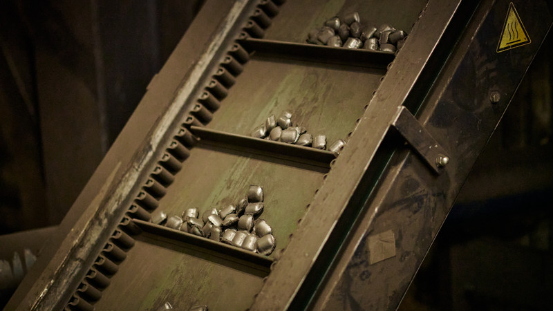 recycelte Metallbriketts auf dem Förderband